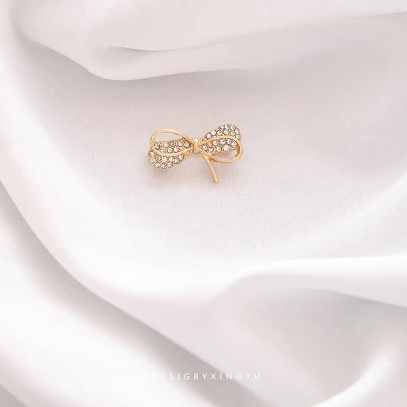 Brooches: High-end, understated luxury, versatile, simple, elegant, perfect for securing clothes, suits, imported from china